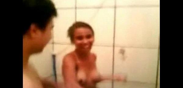  Novinha fodendo com 2 homens no chuveiro